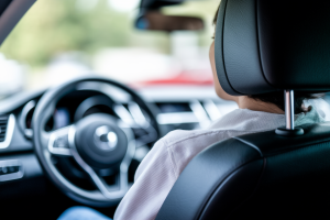 personne-dos-siege-volant-flou